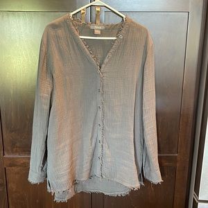 Women’s casual long sleeved shirt. Excellent used condition.